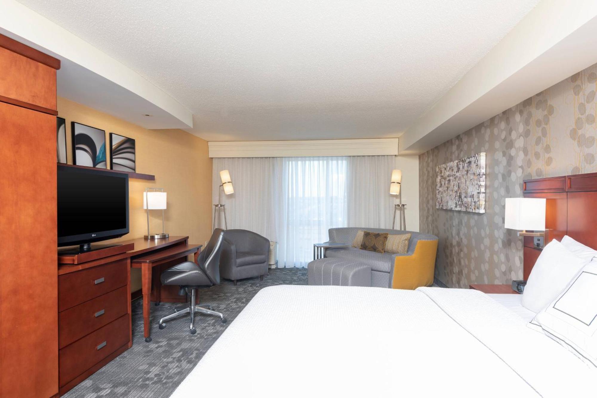Courtyard Milwaukee Airport Hotel Exterior photo