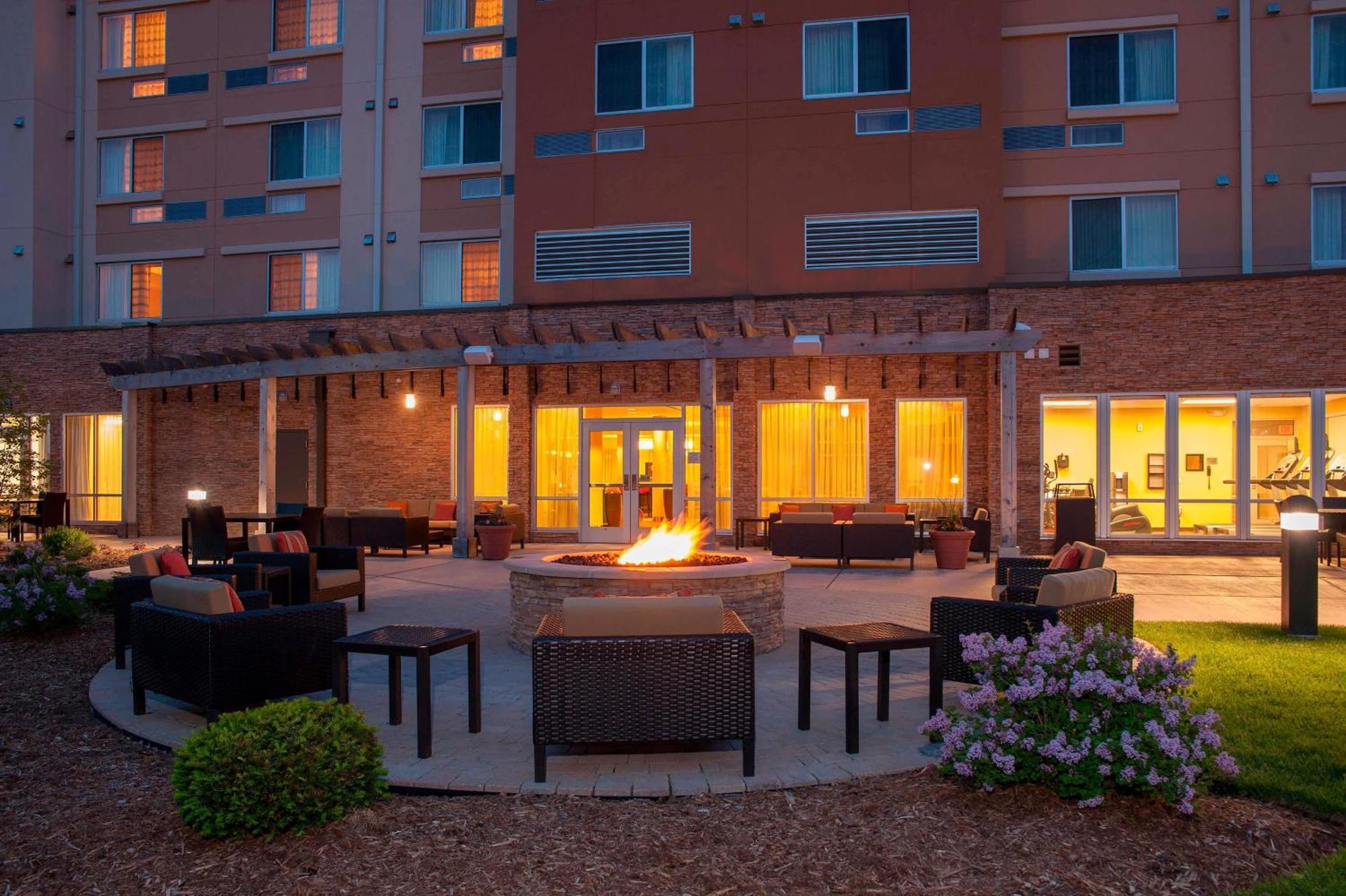 Courtyard Milwaukee Airport Hotel Exterior photo